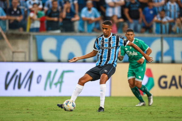 Atacante do Grêmio não tem lesão constatada