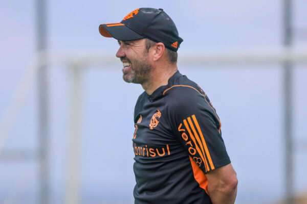 Coudet minimiza chances perdidas por Valencia em vitória contra o Santa Cruz: “Fico contente com o gol e com as oportunidades”