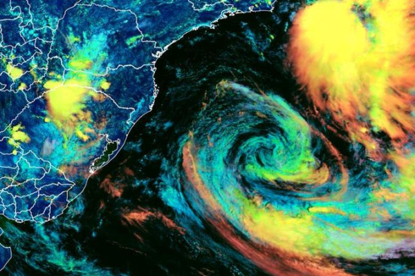 Tempestade tropical se forma na costa Sul do Brasil