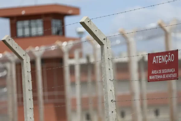 Ministério da Justiça suspende banhos de sol e visitas sociais em penitenciárias federais