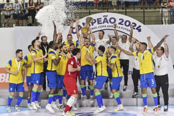 Brasil bate a Argentina e é campeão invicto da Copa América de Futsal