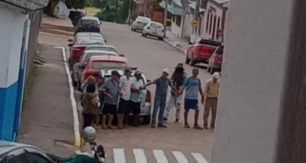 Bandidos fazem reféns durante assalto a agência bancária em Amaral Ferrador