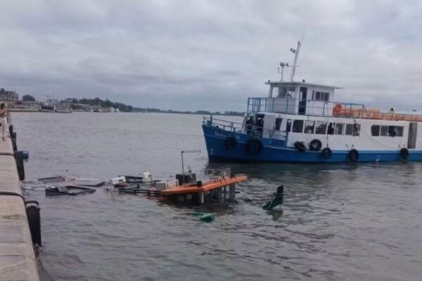 Lancha com passageiros colide com barco de pesca em Rio Grande