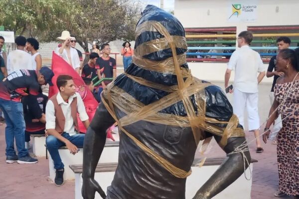Moradores de Juazeiro querem retirar estátua de Daniel Alves do município