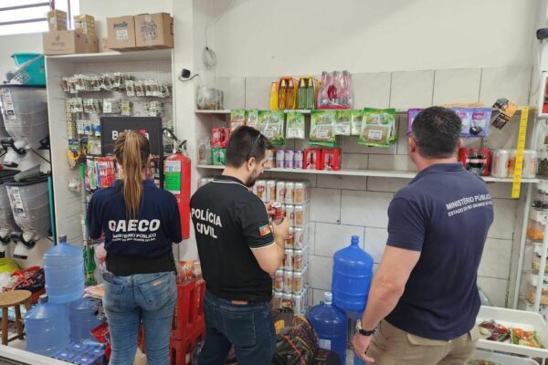 Fiscalização interdita mercado em Torres e apreende mais de 400kg de alimentos impróprios