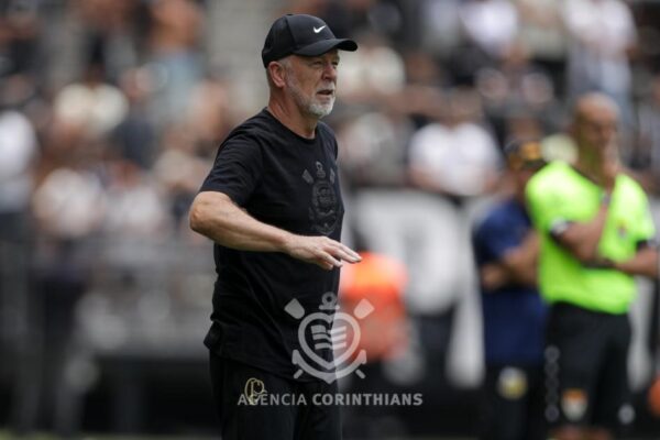 Corinthians demite treinador Mano Menezes