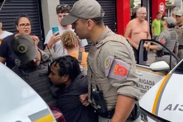 Sindicância da BM conclui que não houve agressão e nem racismo em abordagem policial que prendeu motoboy em Porto Alegre 