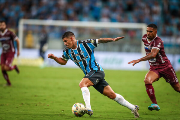 Lateral-esquerdo Mayk pede desculpas para a torcida do Grêmio por expulsão diante do Caxias
