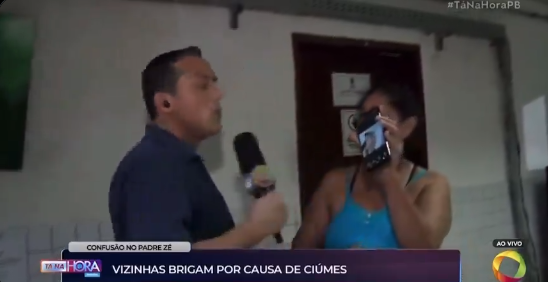 Mulher traída choca repórter ao mostrar imagens da amante ao vivo pelo celular