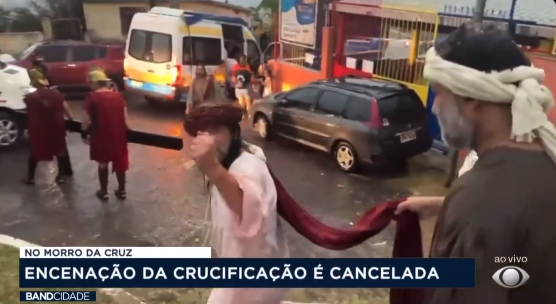 Encenação da crucificação é cancelada por causa de temporal em Porto Alegre