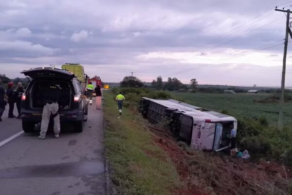 Ônibus tomba na BR-116, em Pelotas: Duas mortes e 40 feridos confirmados