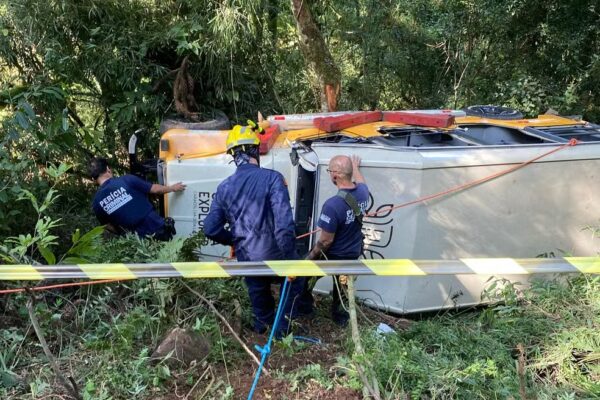 Turista morre após veículo tombar durante passeio turístico em Gramado