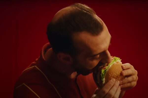 Burger King promove ‘drive-thru careca’ que dará sanduíches para pessoas calvas