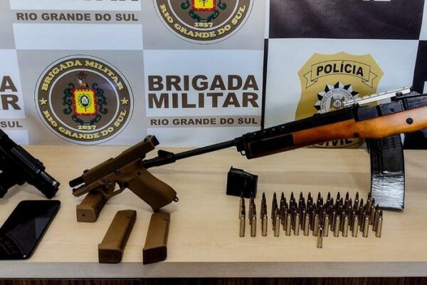Mulher é detida em Ijuí portando ilegalmente duas pistolas e um fuzil