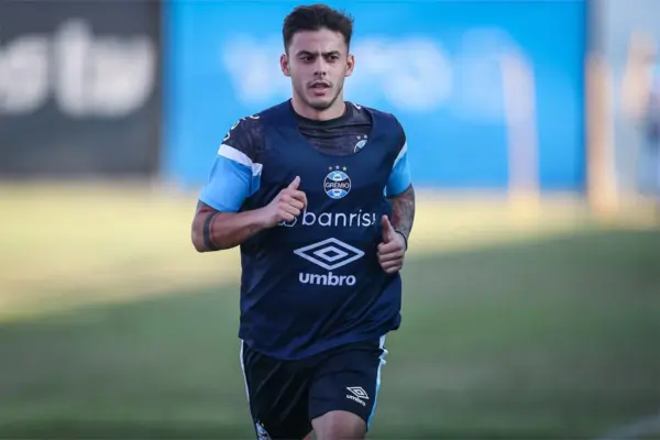 Grêmio considera nova cirurgia para Felipe Carballo após novas dores no púbis
