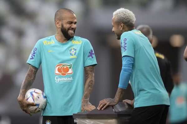 Pai de Neymar deve pagar fiança de Daniel Alves