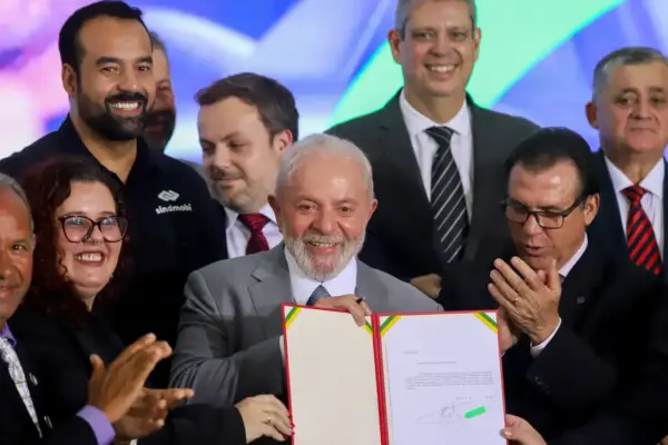 Presidente Lula assina projeto que regulamenta atividade de motoristas de aplicativo