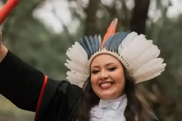 Morre jovem indígena recém-formada em Direito após sofrer queimaduras com aparelho de fondue em celebração