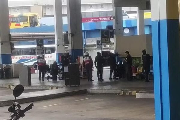 Homem sequestra ônibus no RJ e faz 17 pessoas reféns; duas ficaram feridas