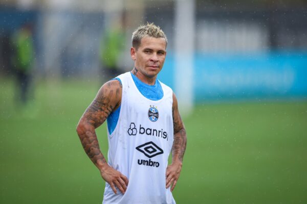 Soteldo retorna aos treinos no Grêmio e participa de atividade com o restante do grupo