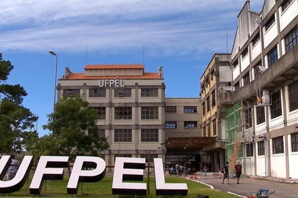 Conselho da UFPel revoga título de ‘doutor honoris causa’ dado a Médici e Jarbas Passarinho