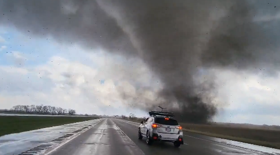 Cinegrafistas capturam imagens incríveis de tornado raro super fotogênico; assista