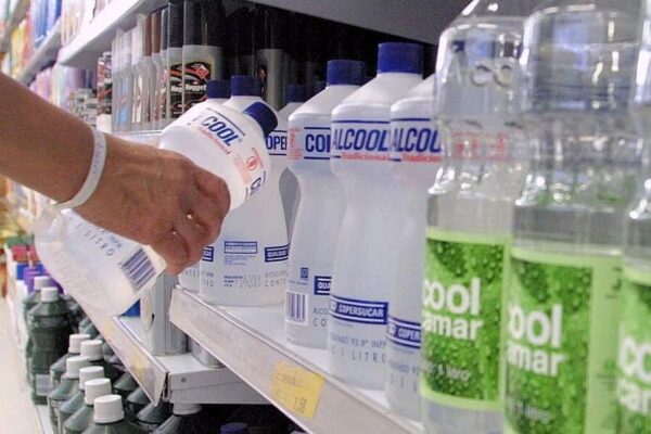 Anvisa volta a proibir venda de álcool líquido 70%