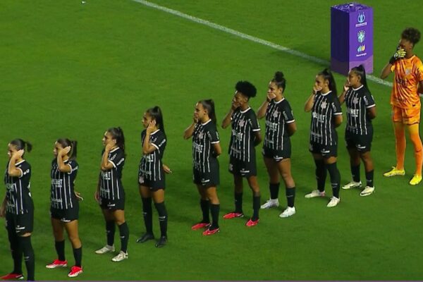 Treinador do time feminino do Santos pede demissão após protestos de jogadoras; Kleiton Lima foi denunciado por assédio sexual e moral