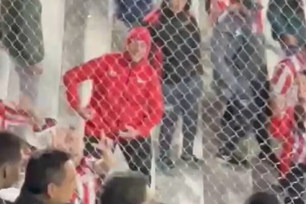 Torcedores do Estudiantes imitam macaco em direção a gremistas em jogo pela Libertadores