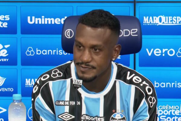 Durante apresentação no Grêmio, Edenilson fala sobre lance de impedimento pelo Inter: “Sou profissional, deixo as brincadeiras para a torcida”