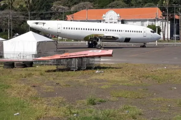 Avião que foi transportado por Porto Alegre será aberto para visitação