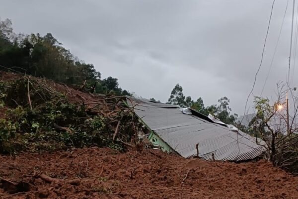 Deslizamentos de terra são registrados em Roca Sales e residências são soterradas