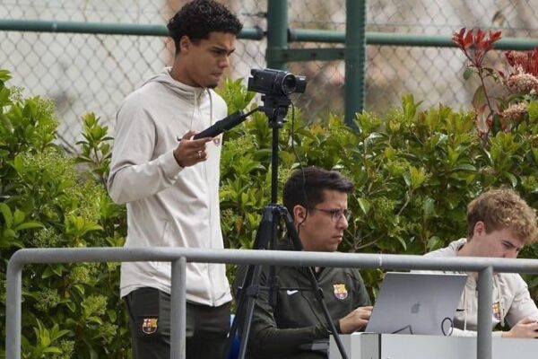 Filho de Ronaldinho Gaúcho fica de fora de jogo do Barcelona e é escolhido para filmar a partida