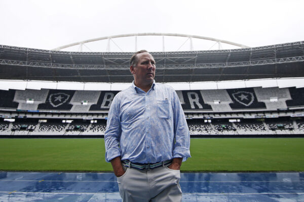 John Textor, sócio majoritário do Botafogo, suspenso e multado pelo STJD