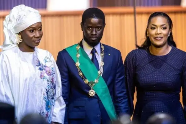 Presidente do Senegal é empossado ao lado de duas primeiras-damas