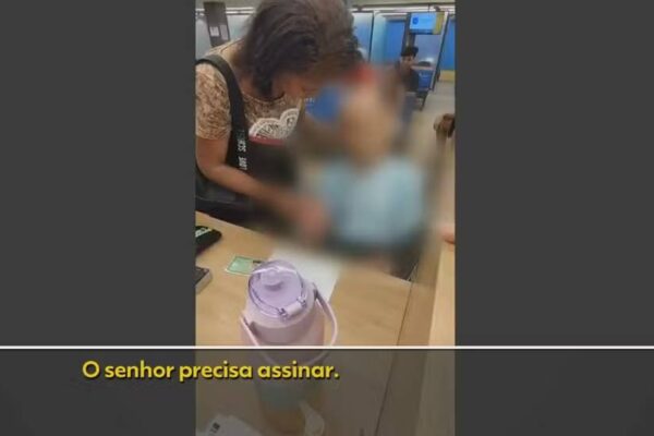 Vídeo inacreditável mostra mulher levando homem morto na cadeira de rodas pra assinar empréstimo de R$ 17 mil