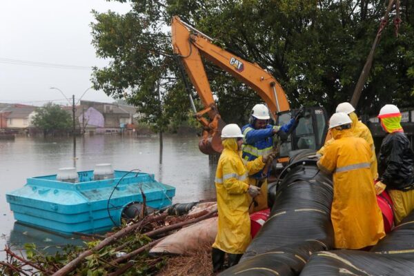 Bomba de drenagem de alta capacidade é instalada no Humaitá, em Porto Alegre