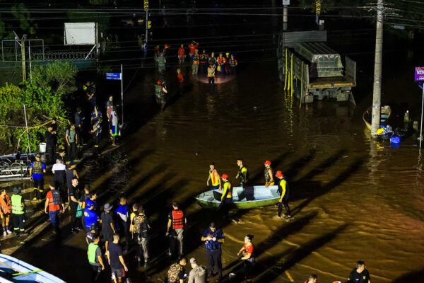 Aneel suspende corte de energia e multas no RS devido a inundações