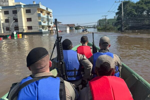 Dez pessoas são presas em meio a salvamentos nas enchentes em Porto Alegre