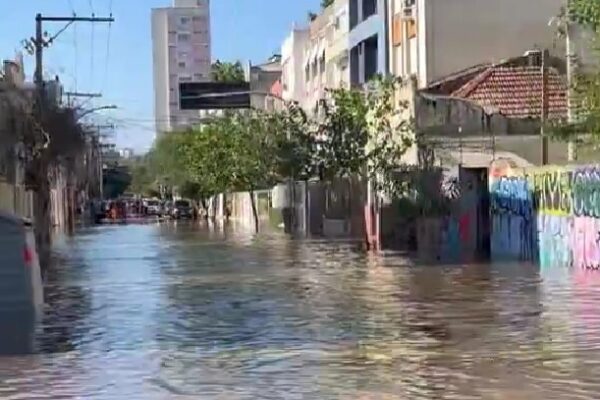 Prefeitura de Porto Alegre pede que moradores dos bairros Cidade Baixa e Menino Deus busquem abrigo após avanço da água nos locais