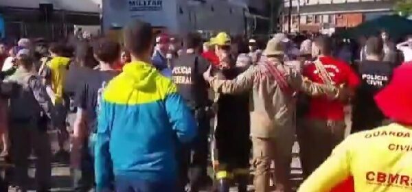 Polícia prende criminosos que estavam assaltando voluntários em Porto Alegre