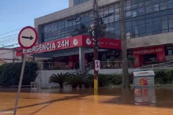 Hospitais de Porto Alegre sofrem com falta de água e carência de profissionais que foram afetados pelas enchentes