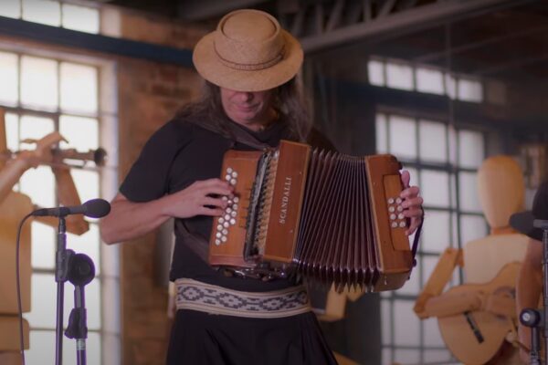 Renato Borghetti relança clipe de “Merceditas” em campanha de ajuda humanitária ao RS