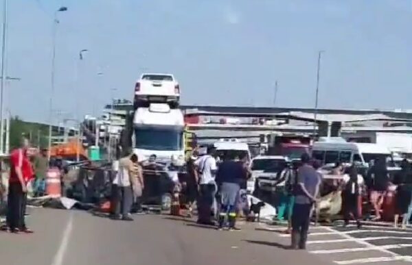Manifestantes bloqueiam faixa na Freeway na zona Norte de Porto Alegre