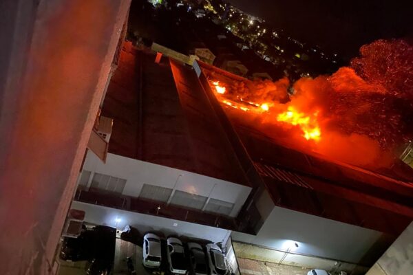 Incêndio atinge loja de vidros automotivos em Porto Alegre durante a noite de domingo