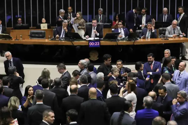 Congresso mantém veto de Jair Bolsonaro à criminalização de compartilhamento de fake news durante eleições