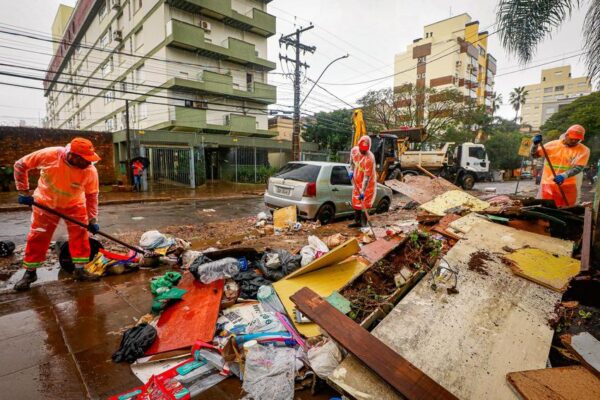 Moradores de Porto Alegre podem seguir descartando itens na rua, afirma DMLU
