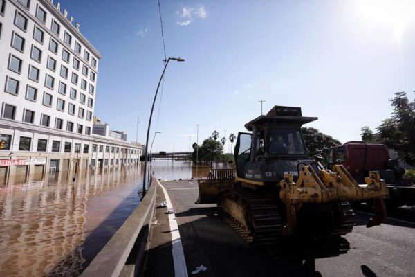 Feita por rochas, estrada alternativa para Porto Alegre deve ficar pronta em três dias