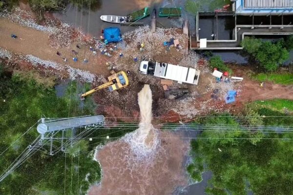 Duas novas bombas flutuantes iniciam operação em Canoas