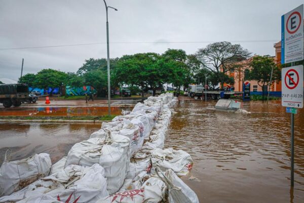 Água das enchentes arrasta obra de arte do Museu Farol Santander até a Orla do Guaíba